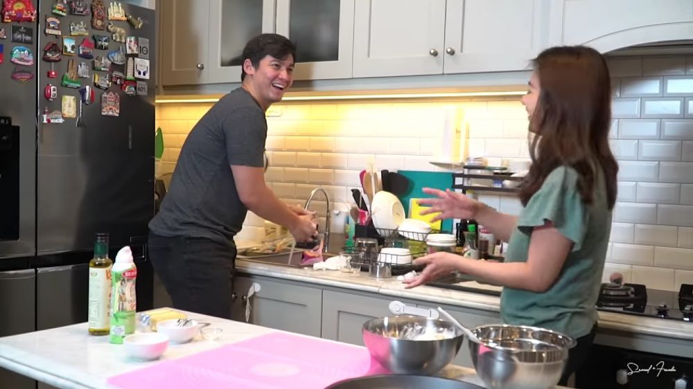 Serba putih, ini 6 cara Samuel Zylgwyn dan Franda menata dapur berdesain ala American klasik