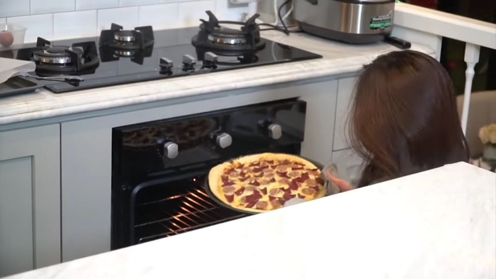 Serba putih, ini 6 cara Samuel Zylgwyn dan Franda menata dapur berdesain ala American klasik