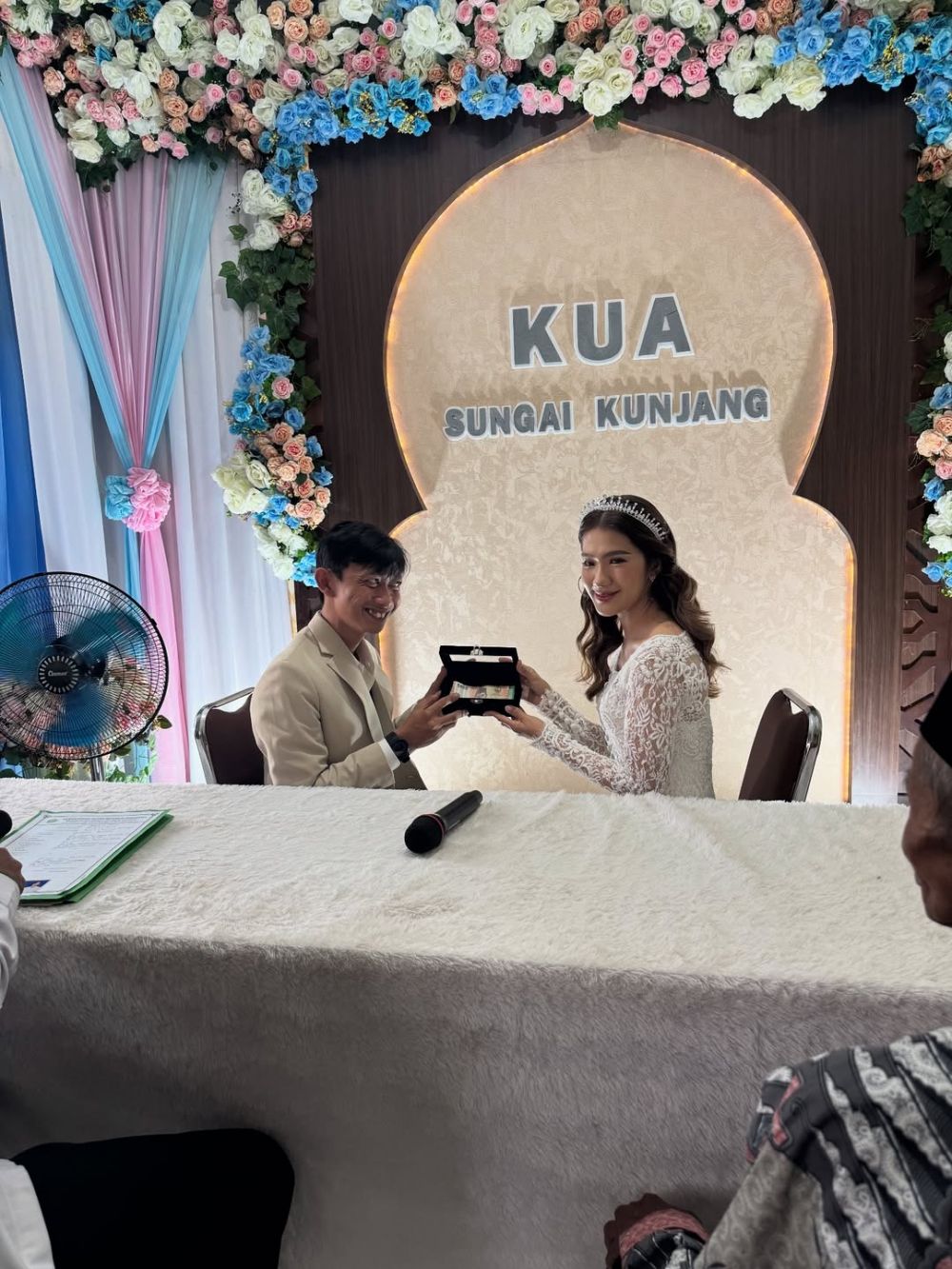 Hanya digelar sederhana di KUA, ini 9 potret akad nikah Yono Bakrie dan Vini Caroline