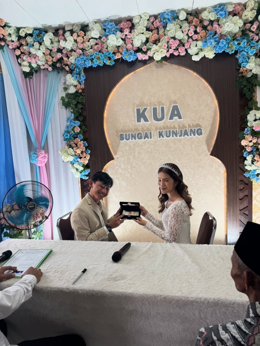 Hanya digelar sederhana di KUA, ini 9 potret akad nikah Yono Bakrie dan Vini Caroline