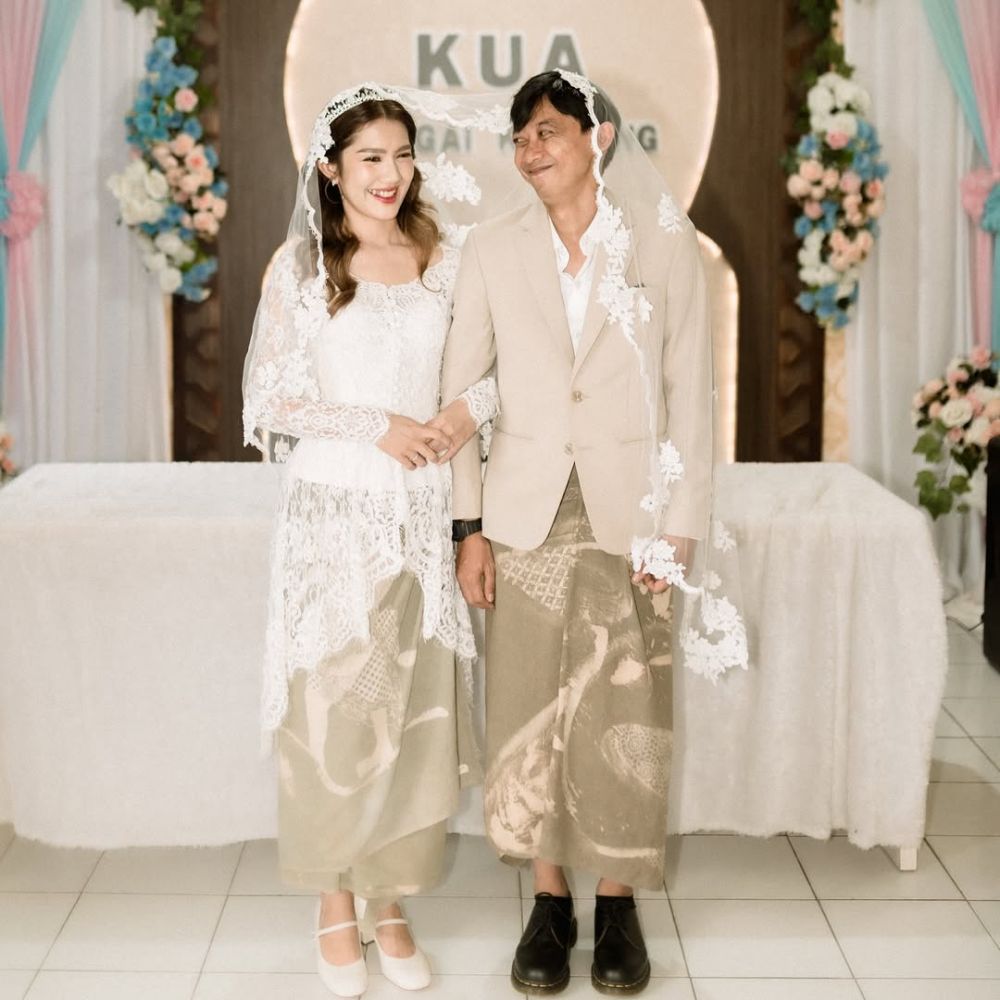 Hanya digelar sederhana di KUA, ini 9 potret akad nikah Yono Bakrie dan Vini Caroline