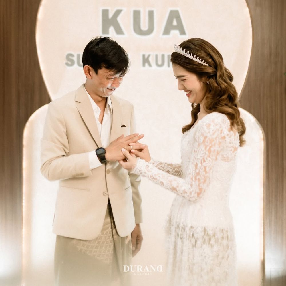 Hanya digelar sederhana di KUA, ini 9 potret akad nikah Yono Bakrie dan Vini Caroline