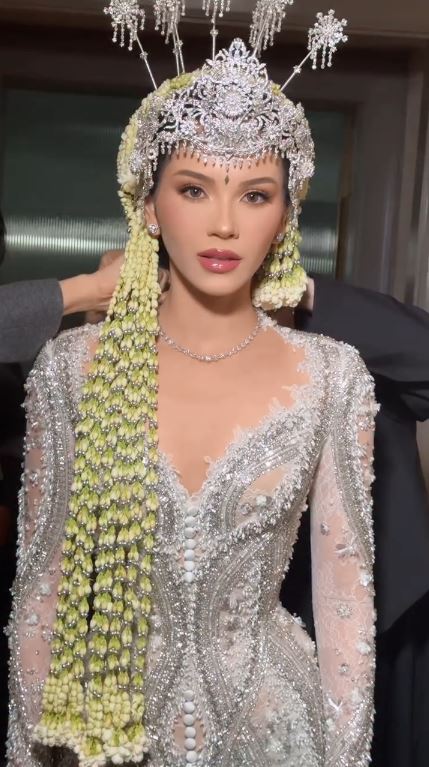 Tampil flawless di akad pernikahan, ini 8 potret detail makeup Alyssa Daguise yang mirip Barbie Sunda