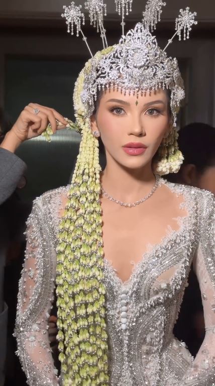 Tampil flawless di akad pernikahan, ini 8 potret detail makeup Alyssa Daguise yang mirip Barbie Sunda