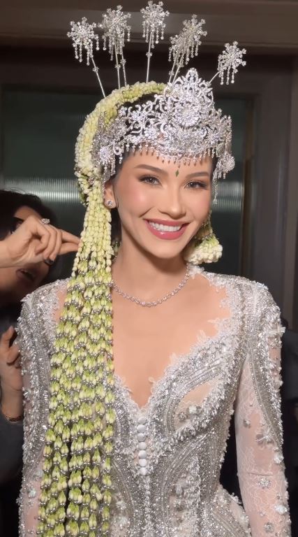 Tampil flawless di akad pernikahan, ini 8 potret detail makeup Alyssa Daguise yang mirip Barbie Sunda