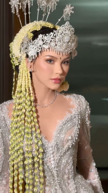 Tampil flawless di akad pernikahan, ini 8 potret detail makeup Alyssa Daguise yang mirip Barbie Sunda