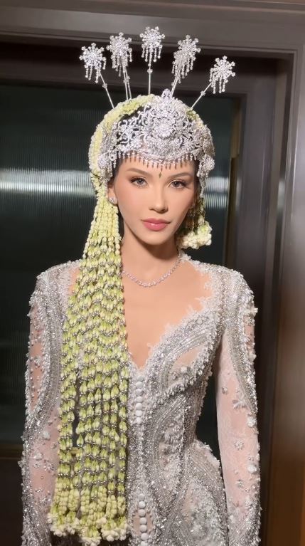 Tampil flawless di akad pernikahan, ini 8 potret detail makeup Alyssa Daguise yang mirip Barbie Sunda