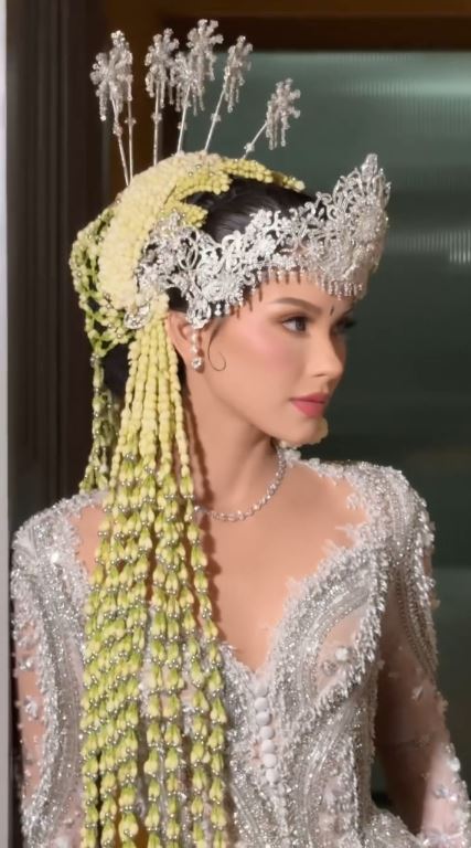 Tampil flawless di akad pernikahan, ini 8 potret detail makeup Alyssa Daguise yang mirip Barbie Sunda