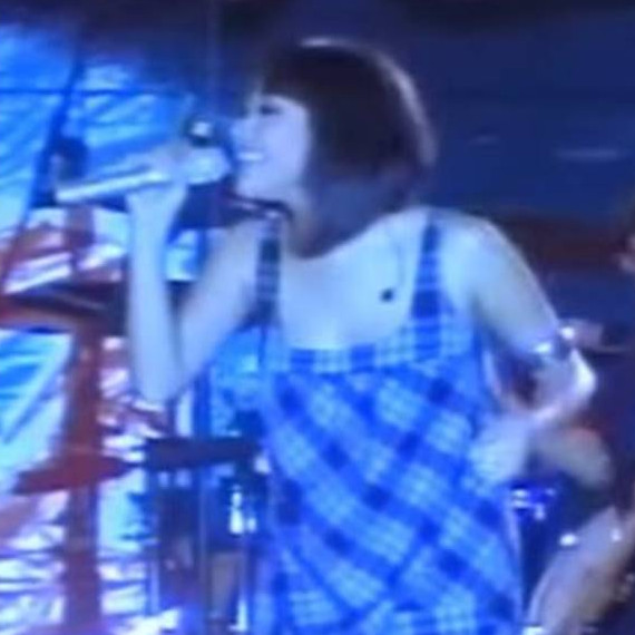 11 Potret lawas Bunga Citra Lestari saat di atas panggung, gayanya sederhana nggak neko-neko