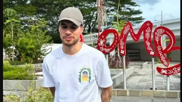 Viral Kevin Diks healing di Lombok, jelajah tempat wisata pakai motor hingga beli bensin eceran