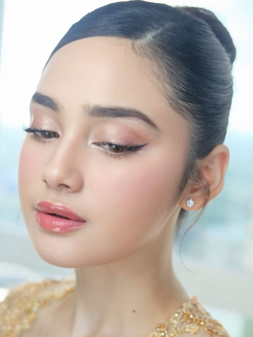 Pesonanya curi perhatian, 7 detail makeup Syifa Hadju di pernikahan Al-Alyssa ini flawless
