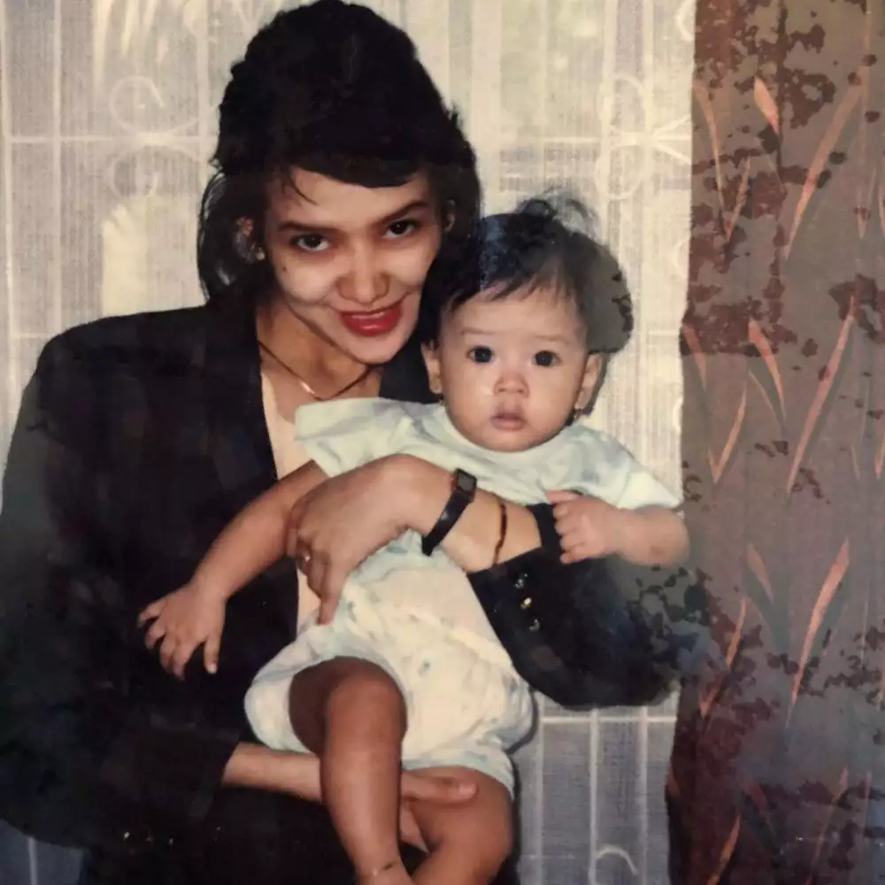 Potret jadul 7 orang tua seleb ini mirip artis populer, Maia Estianty mirip pacar Verrell Bramasta