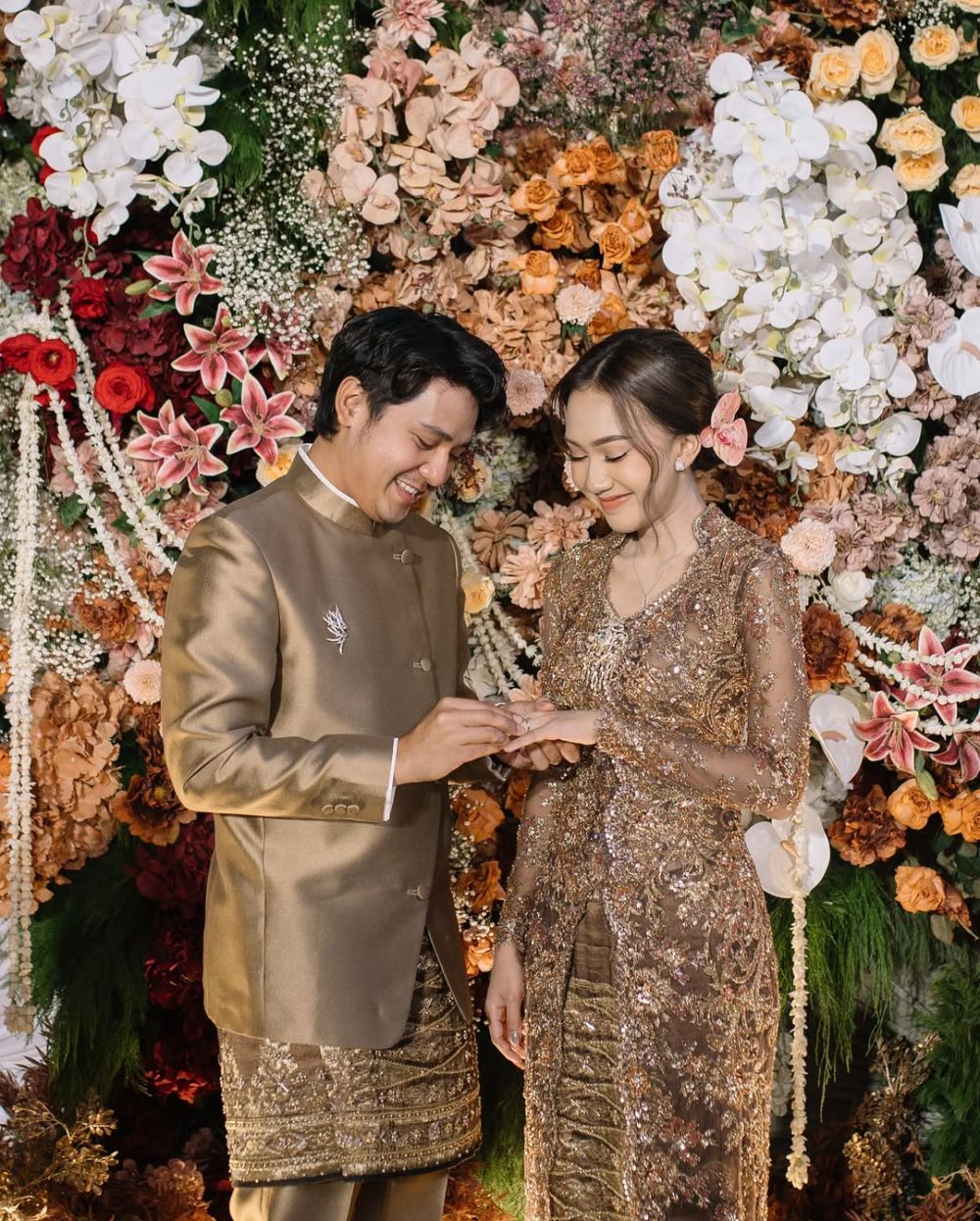 Pacaran selama 4 tahun kini siap menikah, ini 9 potret lamaran Arbani Yasiz dan Raissa Ramadhani