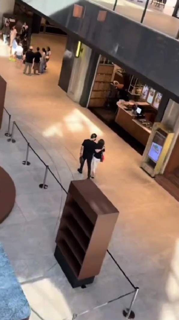 Sarwendah terciduk dirangkul mesra Giorgio Antonio saat jalan di mall, ini 7 potretnya yang bikin kepo