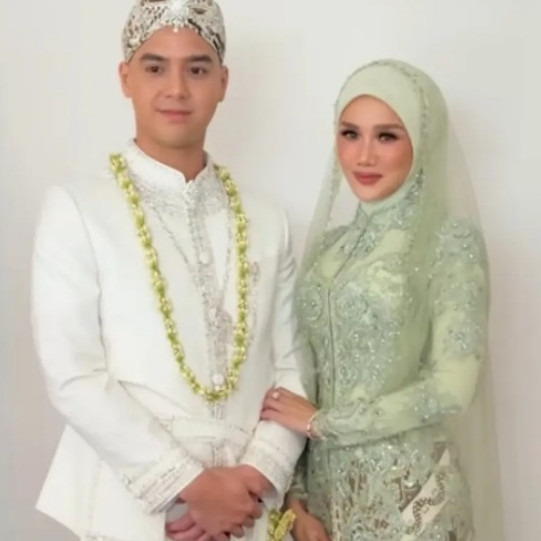 7 Potret Mulan Jameela pakai cincin blue sapphire di nikahan Al, mirip perhiasan Maia Estianty