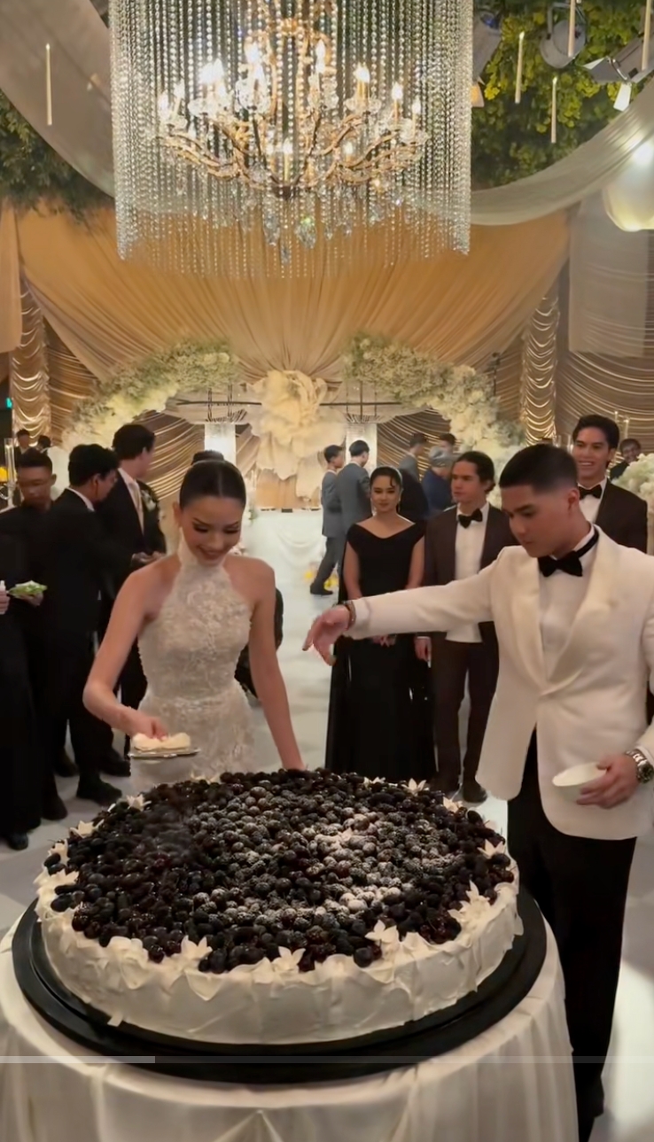 Penampakan kue pernikahan Al Ghazali & Alyssa Daguise yang lagi tren jadi wedding cake, tertarik coba?