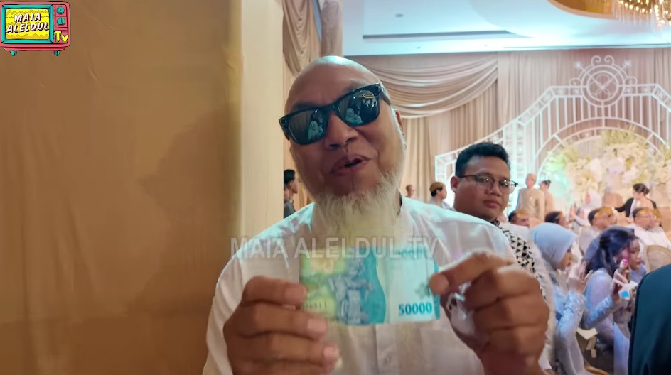 Bukan recehan, ini 5 potret isi saweran Maia Estianty dan Irwan Mussry, 1 kantong isi 3 lembar uang