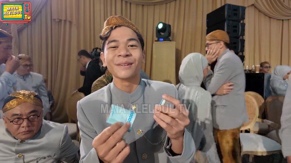 Bukan recehan, ini 5 potret isi saweran Maia Estianty dan Irwan Mussry, 1 kantong isi 3 lembar uang