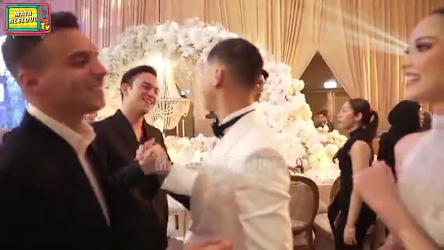 7 Potret El Rumi dan Rizky Nazar di momen resepsi pernikahan Al Ghazali, rangkul dan ngobrol akrab