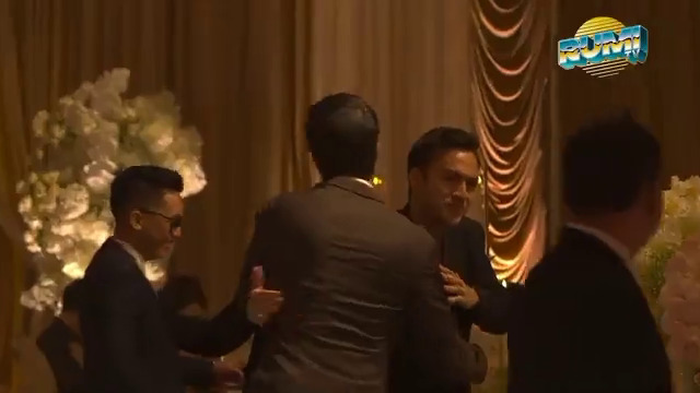 7 Potret El Rumi dan Rizky Nazar di momen resepsi pernikahan Al Ghazali, rangkul dan ngobrol akrab