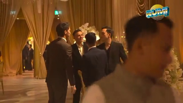 7 Potret El Rumi dan Rizky Nazar di momen resepsi pernikahan Al Ghazali, rangkul dan ngobrol akrab