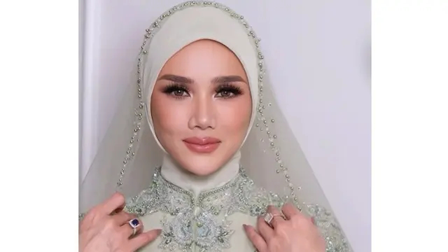 5 Potret Mulan Jameela pakai cincin blue sapphire, pesona mewah di setiap momen