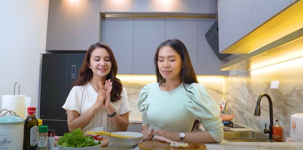 Ada pintu rahasianya, begini 7 cara Michelle Ziudith menata dapur di rumah berkonsep minimalis klasik