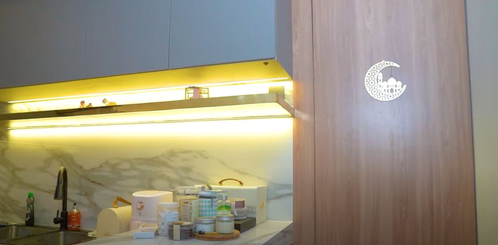 Ada pintu rahasianya, begini 7 cara Michelle Ziudith menata dapur di rumah berkonsep minimalis klasik