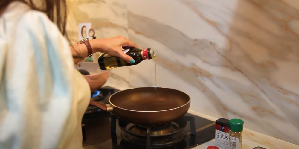 Ada pintu rahasianya, begini 7 cara Michelle Ziudith menata dapur di rumah berkonsep minimalis klasik