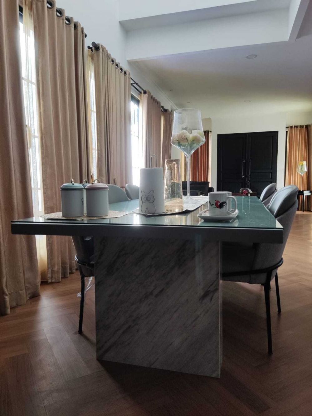 Ada pintu rahasianya, begini 7 cara Michelle Ziudith menata dapur di rumah berkonsep minimalis klasik