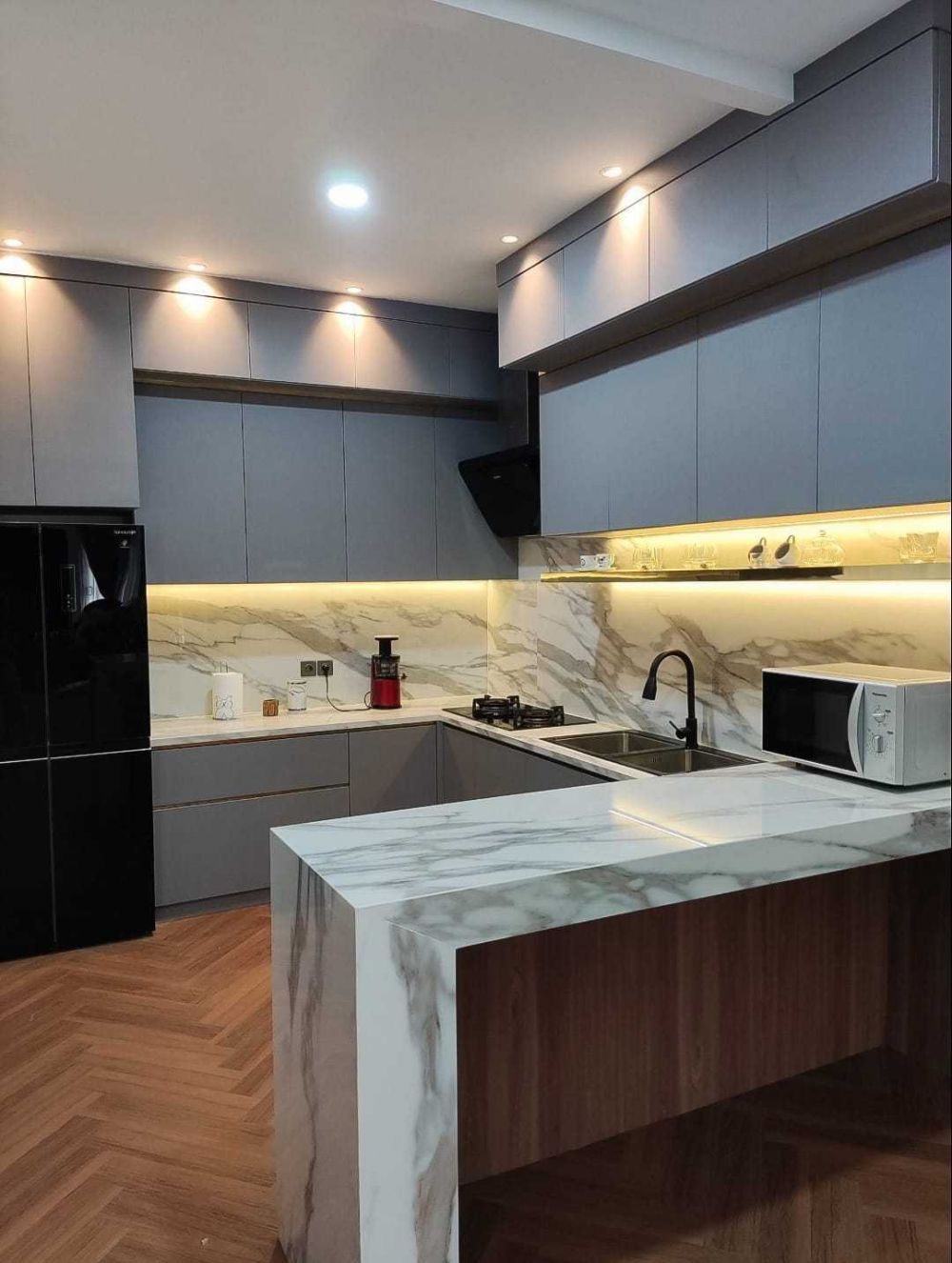 Ada pintu rahasianya, begini 7 cara Michelle Ziudith menata dapur di rumah berkonsep minimalis klasik