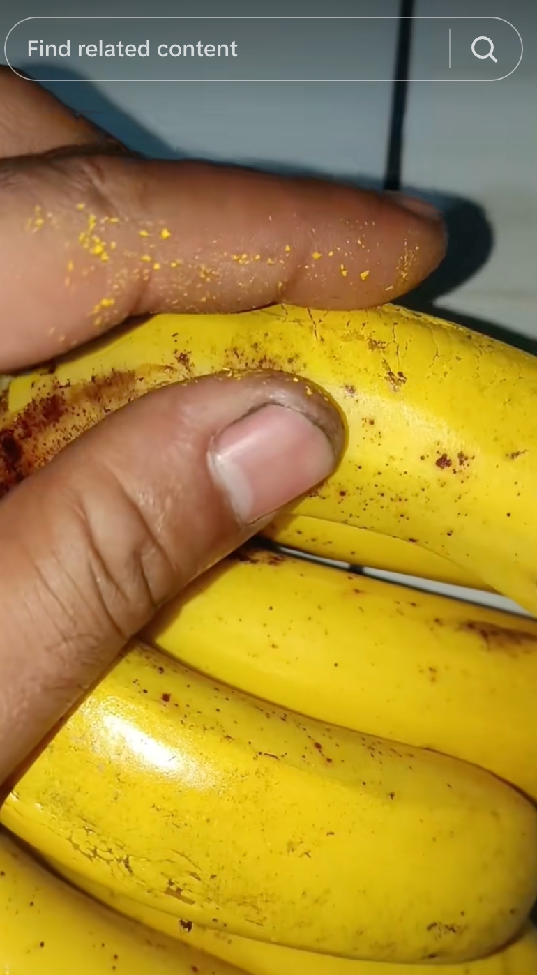 Niat beli pisang matang eh ternyata hasil dicat pilox, biar apa ya tujuannya?