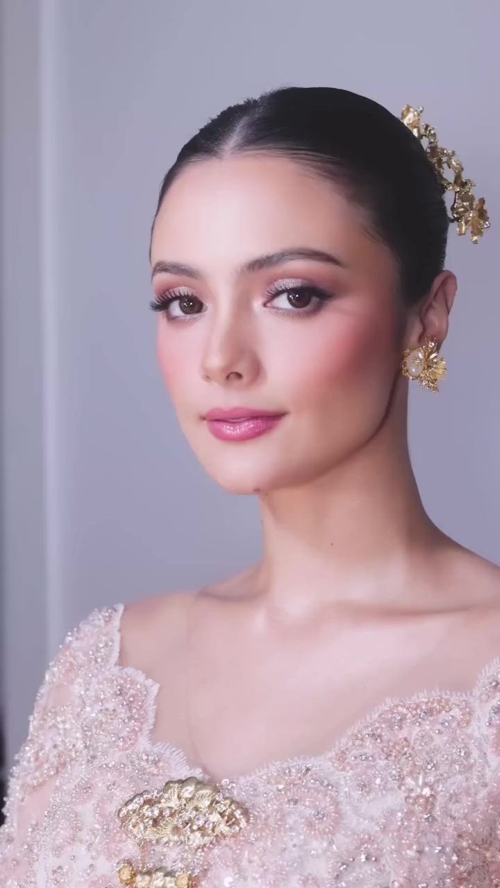 Hasil makeupnya tampak mewah, MUA ini 'spill' lipstik Amanda Rawless di resepsi, harganya Rp90 ribuan