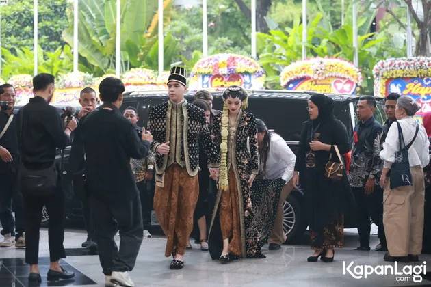 5 Potret Al Ghazali dan Alyssa Daguise di acara ngunduh mantu, serasi pakai baju pengantin Jawa