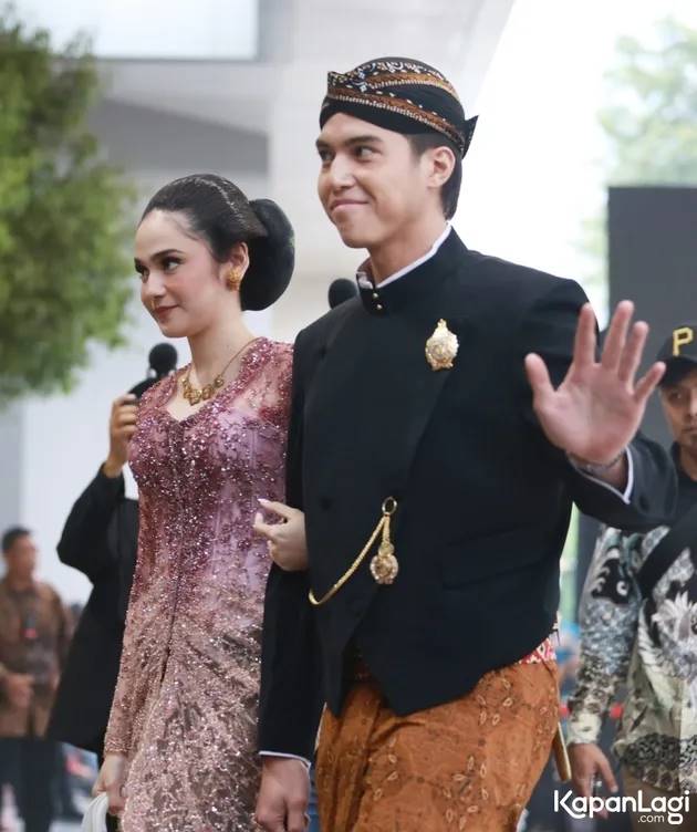 5 Potret Al Ghazali dan Alyssa Daguise di acara ngunduh mantu, serasi pakai baju pengantin Jawa
