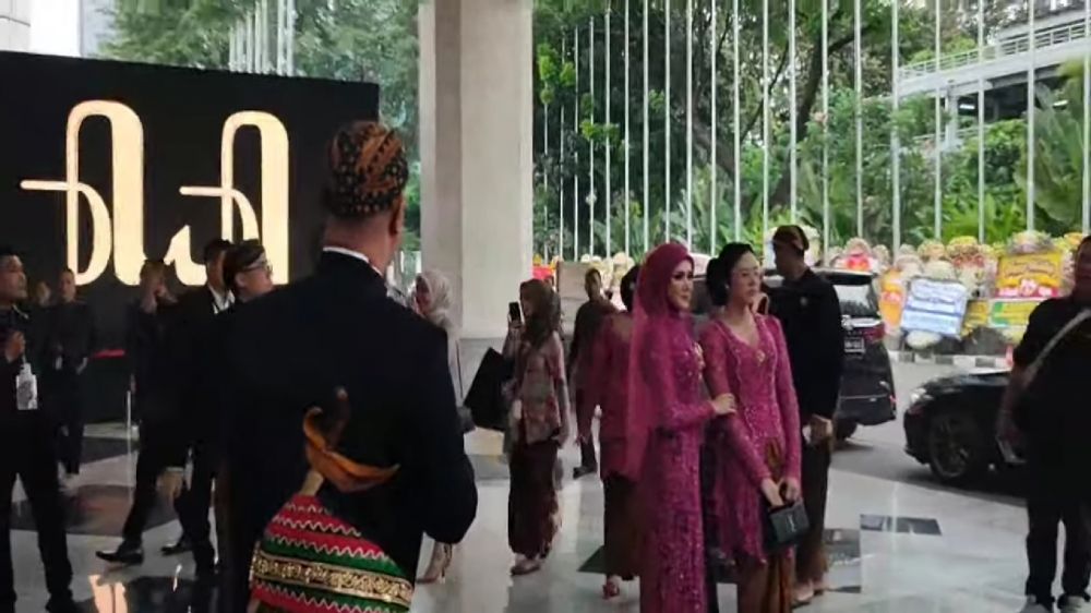 Gagal bersanding dengan Maia di Ngunduh mantu Al, ini 7 potret kehadiran Ahmad Dhani dan Mulan Jameela