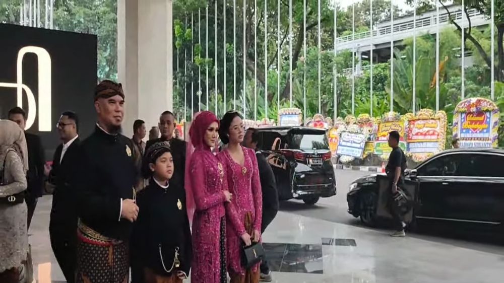 Gagal bersanding dengan Maia di Ngunduh mantu Al, ini 7 potret kehadiran Ahmad Dhani dan Mulan Jameela
