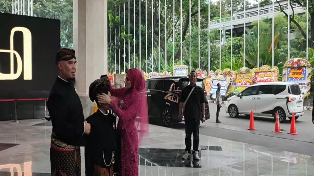Gagal bersanding dengan Maia di Ngunduh mantu Al, ini 7 potret kehadiran Ahmad Dhani dan Mulan Jameela
