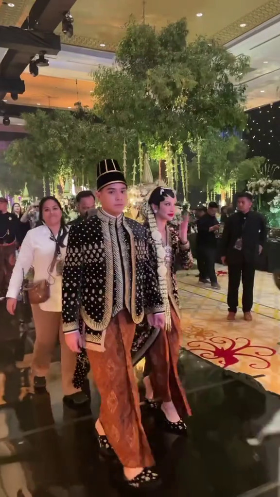 9 Potret Al dan Alyssa di acara ngunduh mantu, tampil elegan dengan busana pengantin adat Jawa Solo