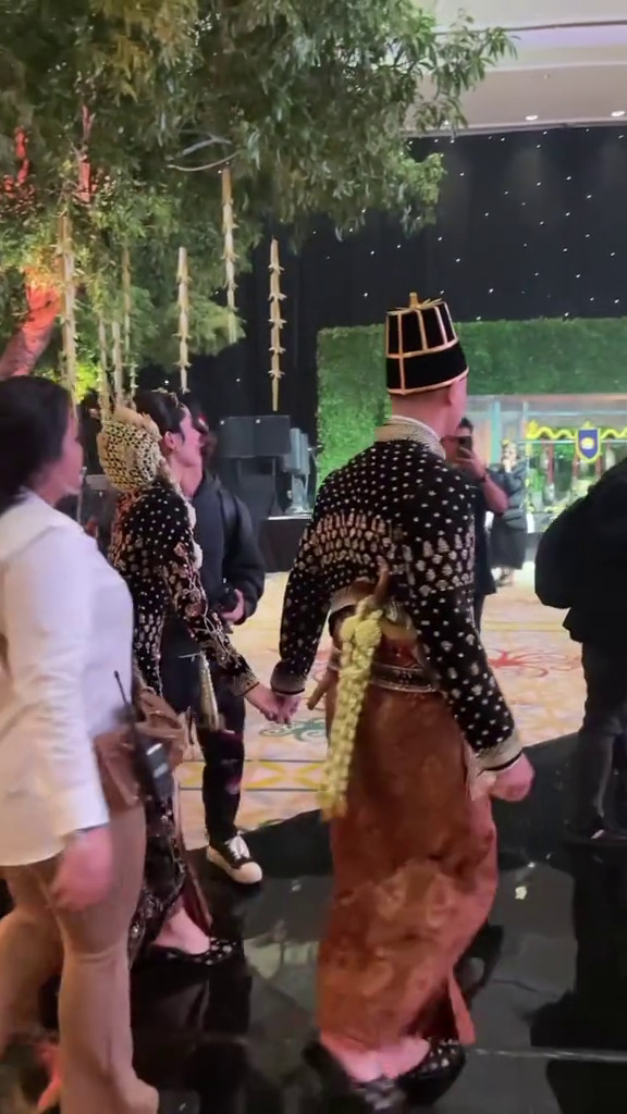 9 Potret Al dan Alyssa di acara ngunduh mantu, tampil elegan dengan busana pengantin adat Jawa Solo