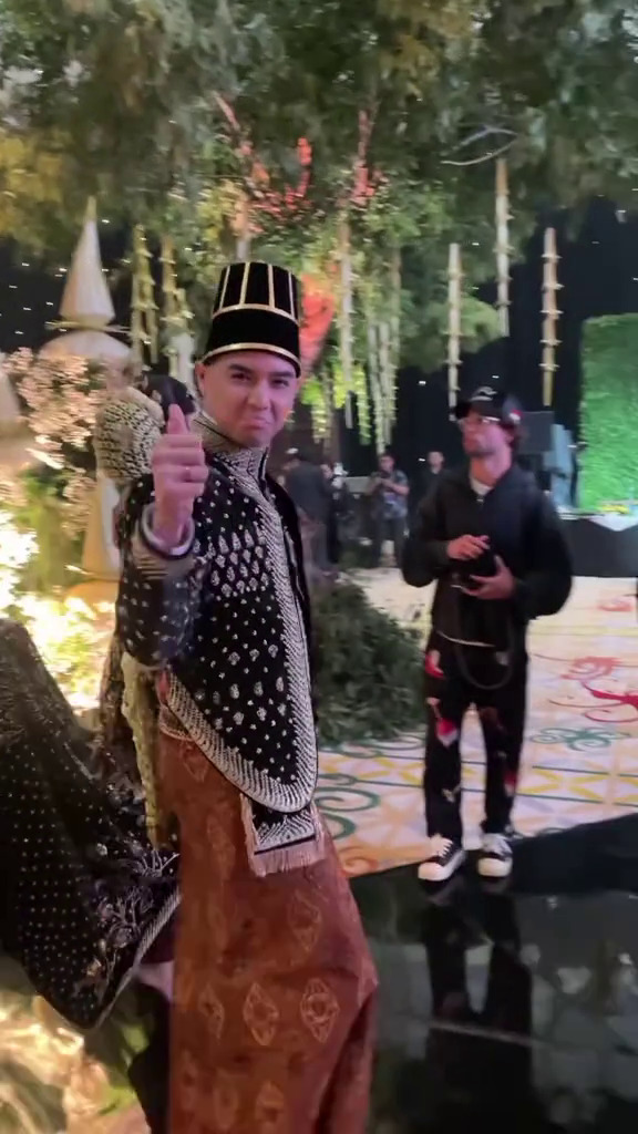 9 Potret Al dan Alyssa di acara ngunduh mantu, tampil elegan dengan busana pengantin adat Jawa Solo