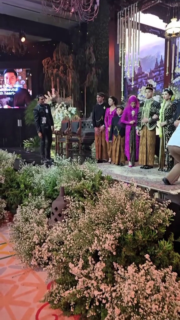 9 Potret Al dan Alyssa di acara ngunduh mantu, tampil elegan dengan busana pengantin adat Jawa Solo