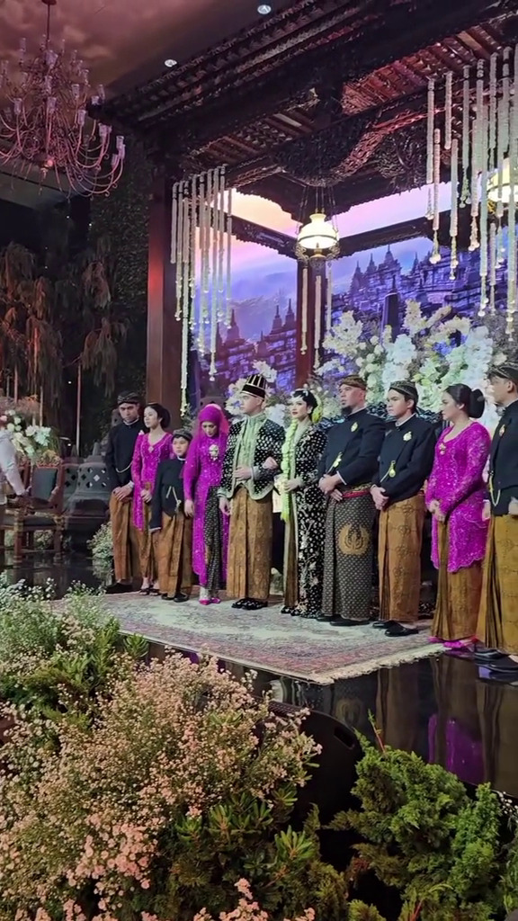 9 Potret Al dan Alyssa di acara ngunduh mantu, tampil elegan dengan busana pengantin adat Jawa Solo