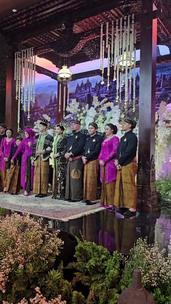 9 Potret Al dan Alyssa di acara ngunduh mantu, tampil elegan dengan busana pengantin adat Jawa Solo