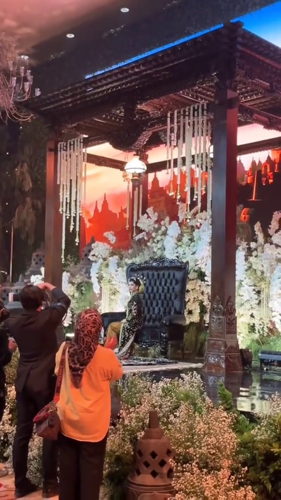 9 Potret Al dan Alyssa di acara ngunduh mantu, tampil elegan dengan busana pengantin adat Jawa Solo