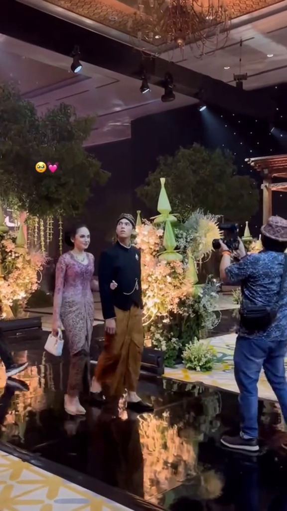 9 Potret Al dan Alyssa di acara ngunduh mantu, tampil elegan dengan busana pengantin adat Jawa Solo