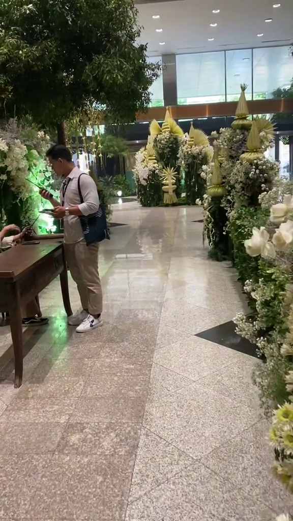 Dekorasi ngunduh mantu Al Ghazali mewah nuansa Jawa, ini 9 potretnya, tampilkan foto lawas bak museum