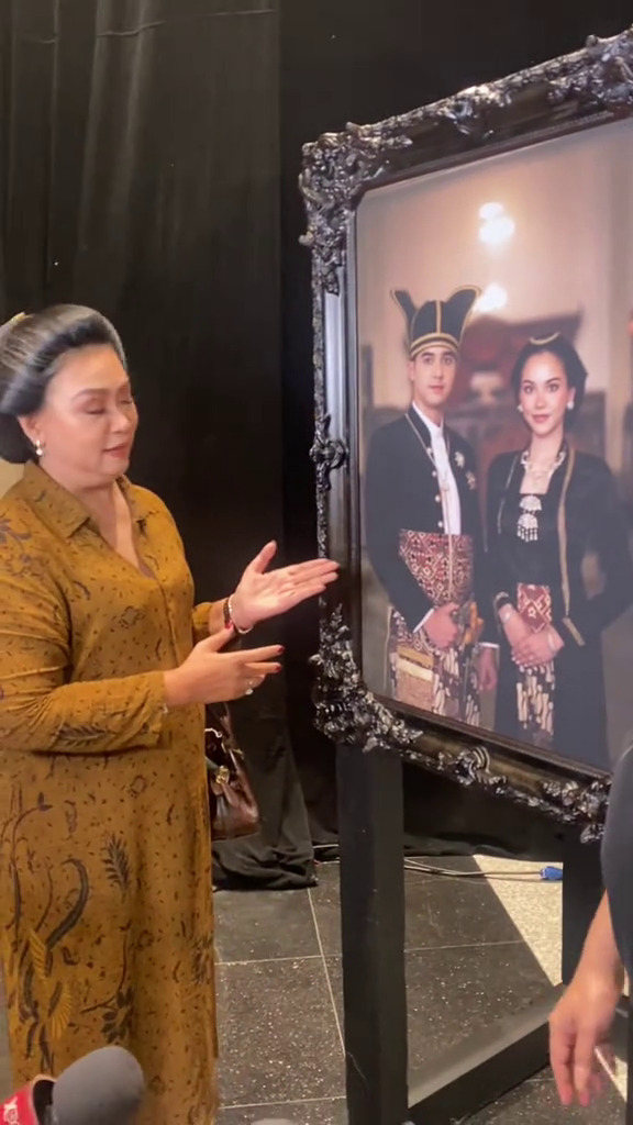 Dekorasi ngunduh mantu Al Ghazali mewah nuansa Jawa, ini 9 potretnya, tampilkan foto lawas bak museum