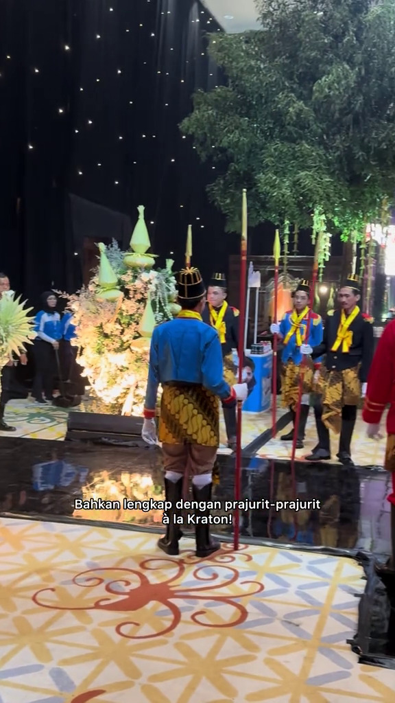 Dekorasi ngunduh mantu Al Ghazali mewah nuansa Jawa, ini 9 potretnya, tampilkan foto lawas bak museum