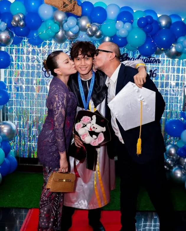 7 Momen wisuda SMA Rizky Langit anak Rossa dan Yoyo Padi, rayakan dengan selfie bareng